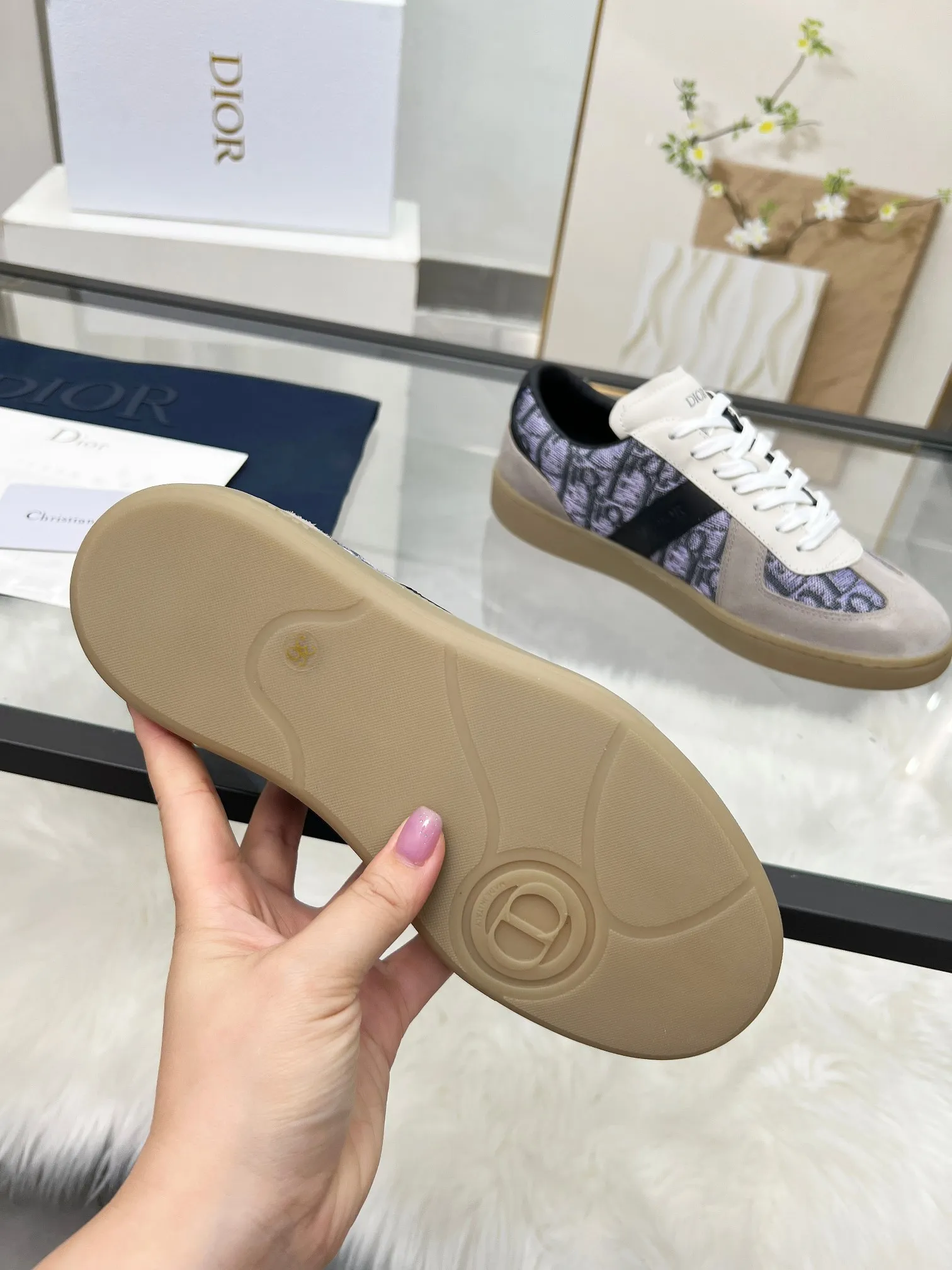 👟👟Ex-factory price 460👟👟Male size +10 correct✅ version. 𝐃𝐢𝐨𝐫 𝟮𝟱𝐏𝐫𝐞-𝐅𝐚𝐥𝐥 𝐁𝐞𝐫𝐥𝐢𝐧 𝟬𝟭 Dior B01 couple casual moral training shoes white shoes sneakers late 90s fashion brand Maison Margiela purchased GAT in large quantities and gave them a makeover. This shoe type of De Xun officially started its fashion journey. Original: Top layer of cowhide, cowhide lining, original outsole Size: 35-45 (40 for women, 45 for men, custom made, non-refundable)